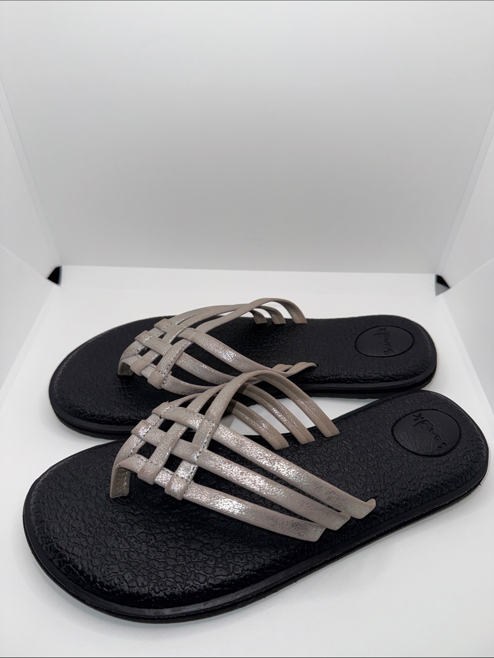 Sanuk Yoga Sandals w Metallic Straps Women’s Size 5